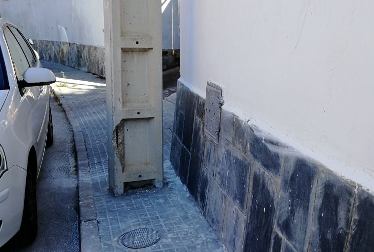 Carrer de Castellnou amb un pal de llum enmig de la vorera Carrer de Castellnou amb un pal de llum enmig de la vorera