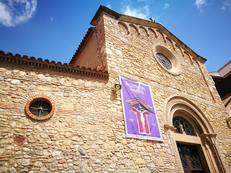Façana de l'església de Sant Pere de Rubí en Setmana Santa