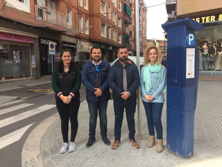 Part de l'equip de Ciutadans amb un parquímetre de la Zona Blava
