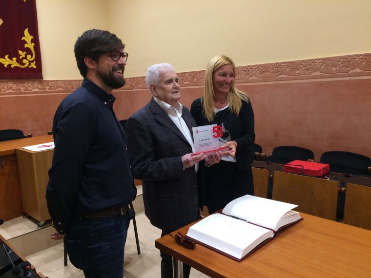 Albert Sans rebent la placa commemorativa de l'Ajuntament