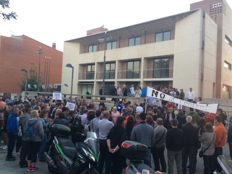 Concentració veïnal a les portes de l'antic Hotel Terranova en contra del centre de menors