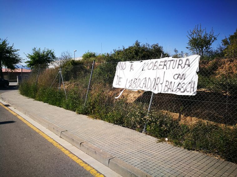 Voltants de l'escola Rivo Rubeo amb una pancarta contra l'obertura de l'abocador Can Balasc
