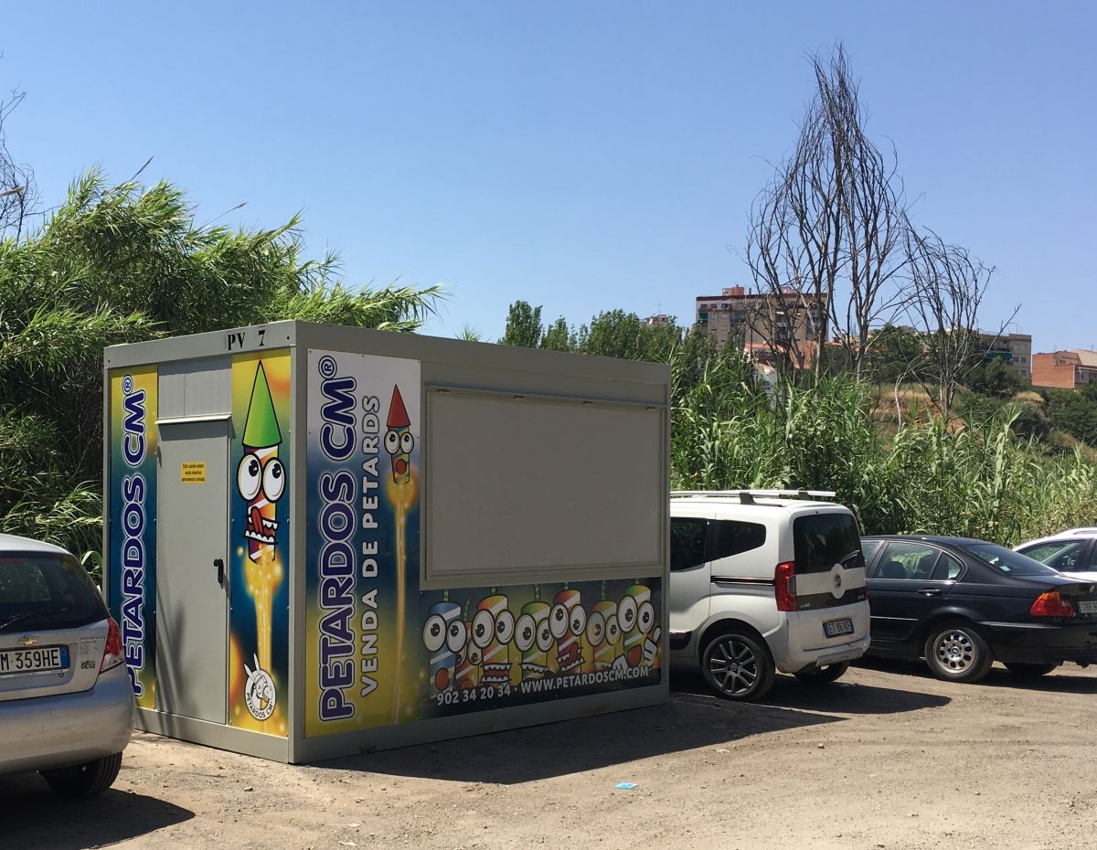 Una parada de venda de petards autoritzada per l'Ajuntament de Rubí