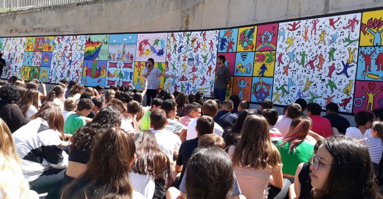 Mural #Desafiem l'assetjament LGTBIfòbic de l'INS La Serreta