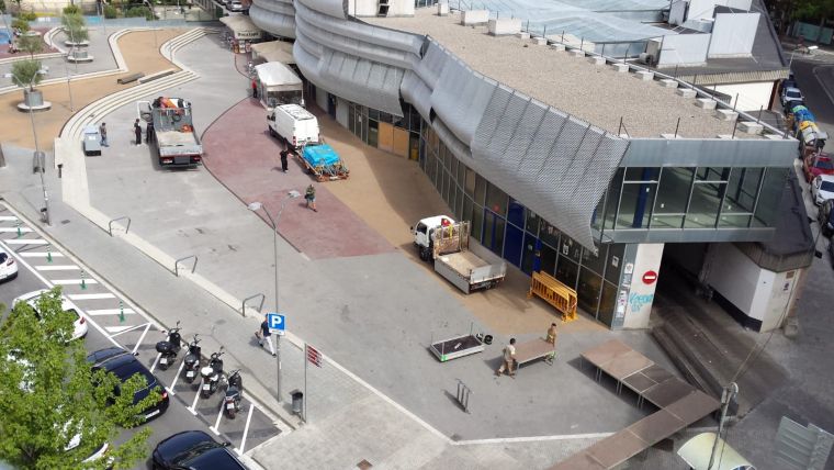 Imatge d'arxiu de la la plaça Nova del Mercat preparant-se per a la seva festa del barri Imatge d'arxiu de la la plaça Nova del Mercat preparant-se per a la seva festa del barri