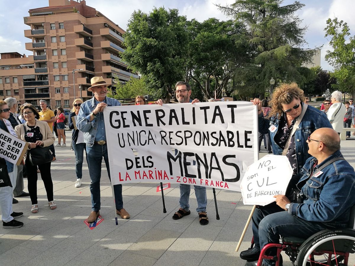 Veïns del barri La Marina-Zona Franca i de Rubí en una manifestació contra els centres de menors Veïns del barri La Marina-Zona Franca i de Rubí en una manifestació contra els centres de menors