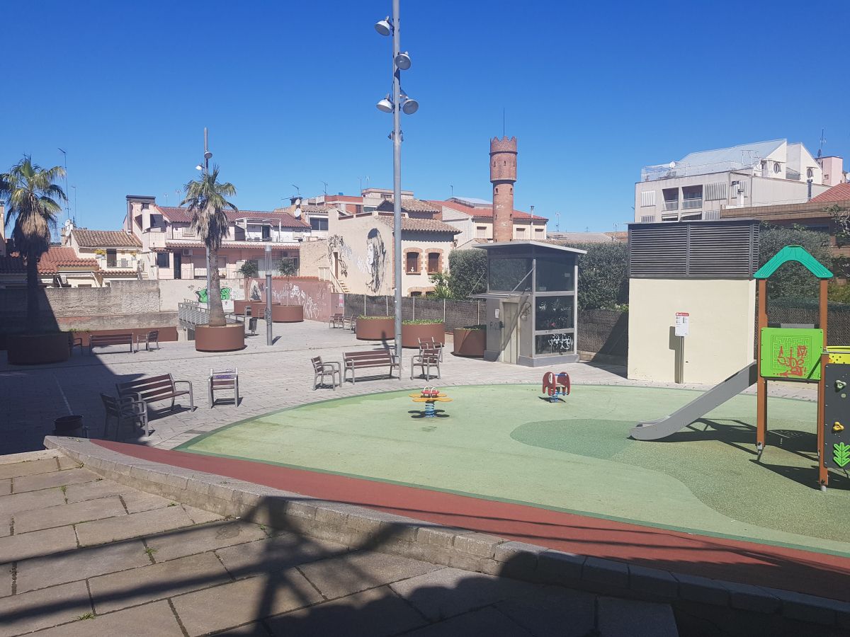 El parc infantil de la plaça Montserrat Roig