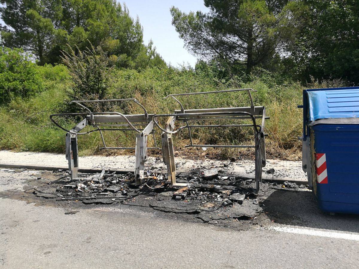 Contenidors calcinats durant la nit de Sant Joan a Can Serrafossà, Rubí.
