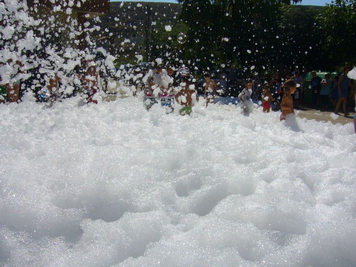 Festa de l'escuma a l'escola Santa Anna