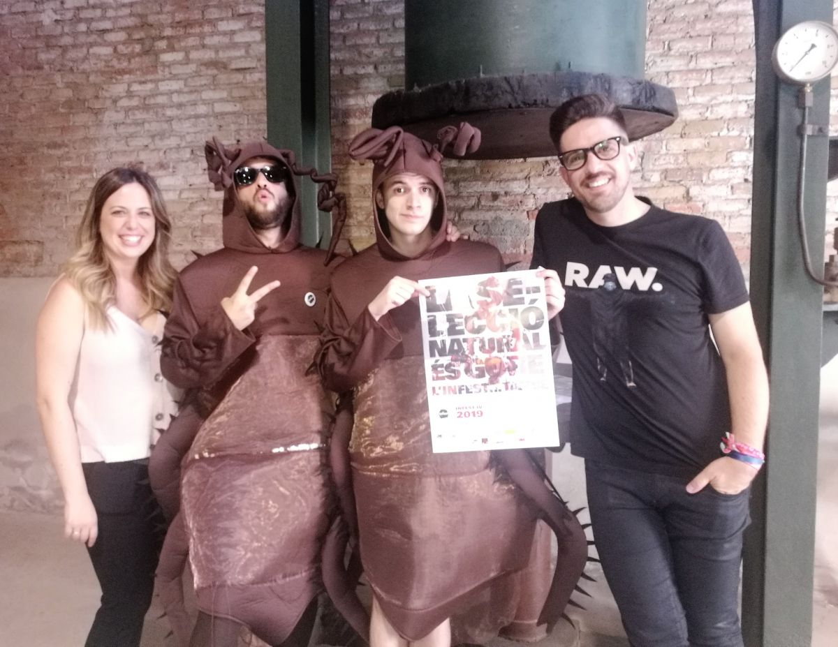La regidora de Joventut, Annabel Cuesta, els organitzadors de l'Infest disfressats de cuques, i el regidor de Cultura, Moisés Rodríguez