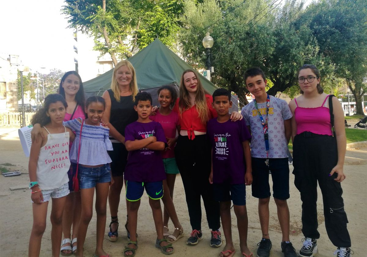 L'alcaldessa Ana María Martínez amb els menors sahrauís a la plaça Pearson