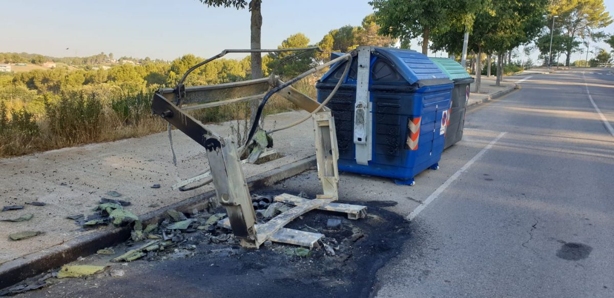 Contenidor incendiat a l'avinguda Can Tapis de Rubí |