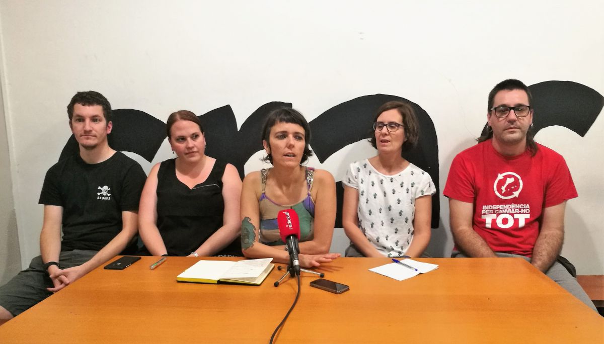 Betlem Cañizar i la resta de membres de l'AUP, fent declaracions als mitjans locals de Rubí en una roda de premsa anterior