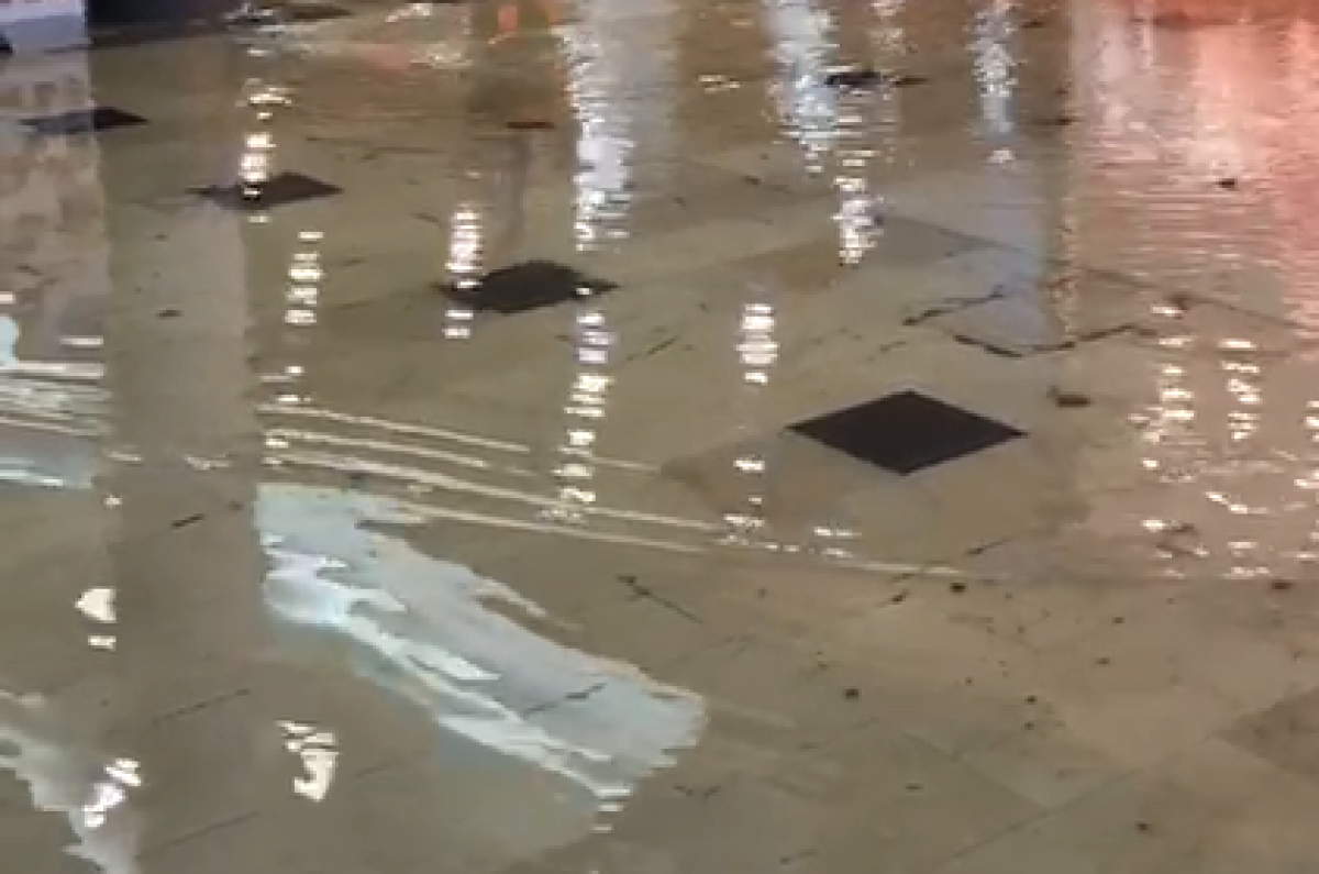 Terra inundat del centre comercial de Sant Cugat