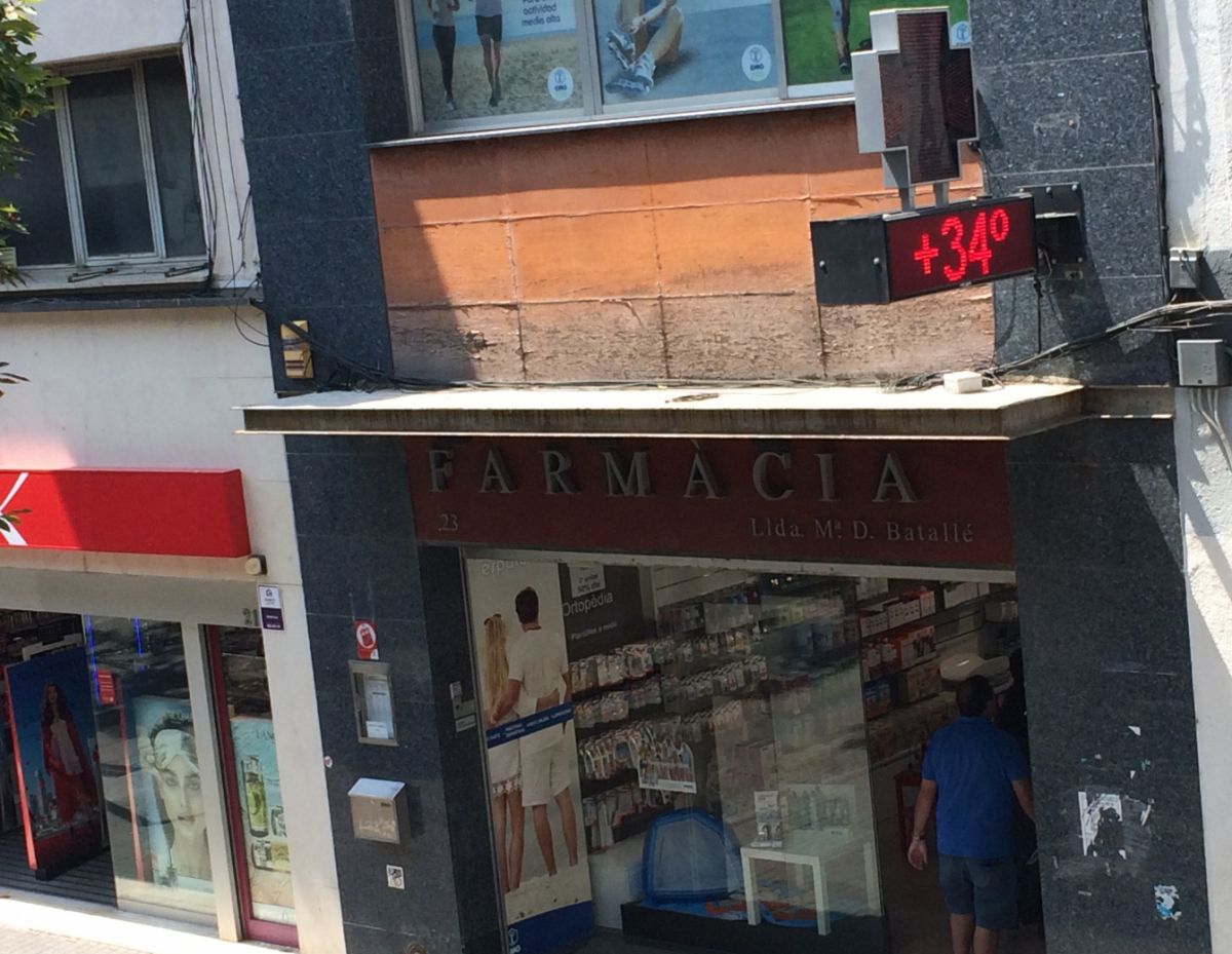 Termòmetre de la Farmàcia Batallé marcant 34 graus