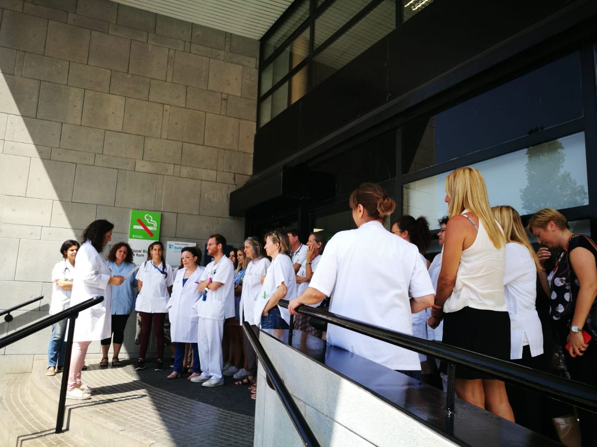 Concentració a les portes del CAP Anton Borja