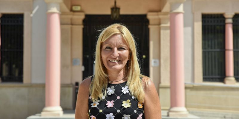 L'alcaldessa de Rubí, Ana Maria Martínez, a la plaça del consistori