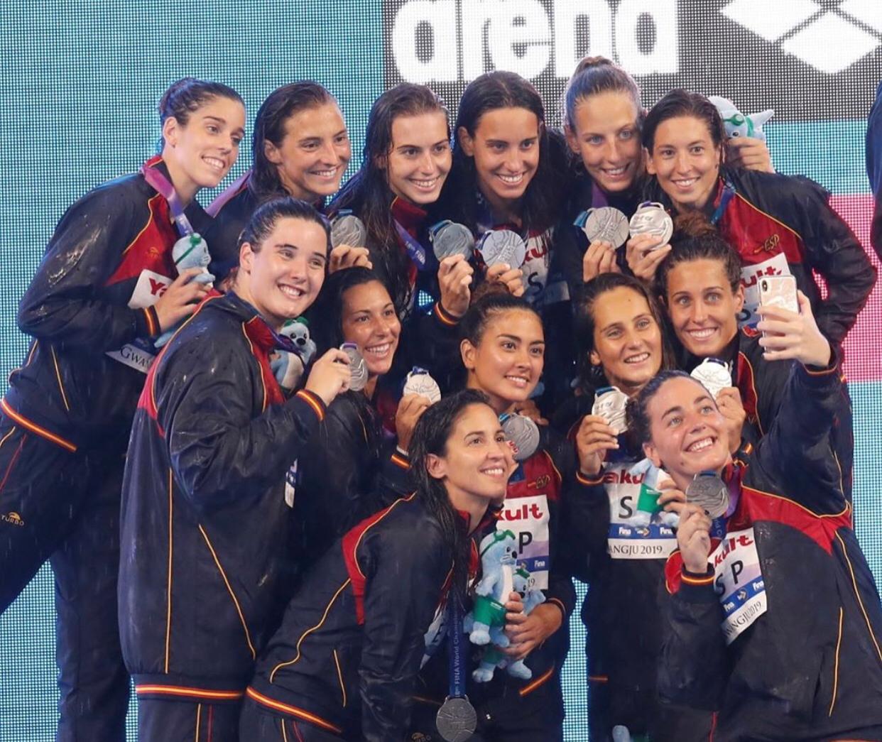 La selecció espanyola femenina de waterpolo amb la medalla de plata | Cedida