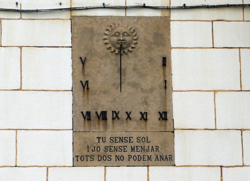 Rellotge de sol a la façana del Don Peppone