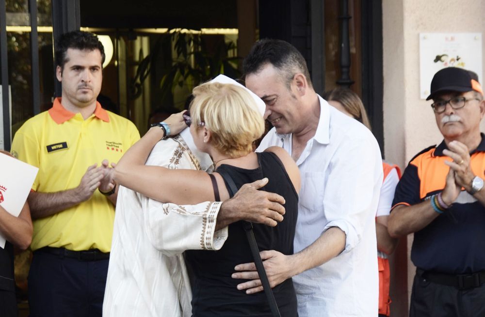 Els pares de Xavier Martínez, abraçant el substitut de l'imam de Rubí 
