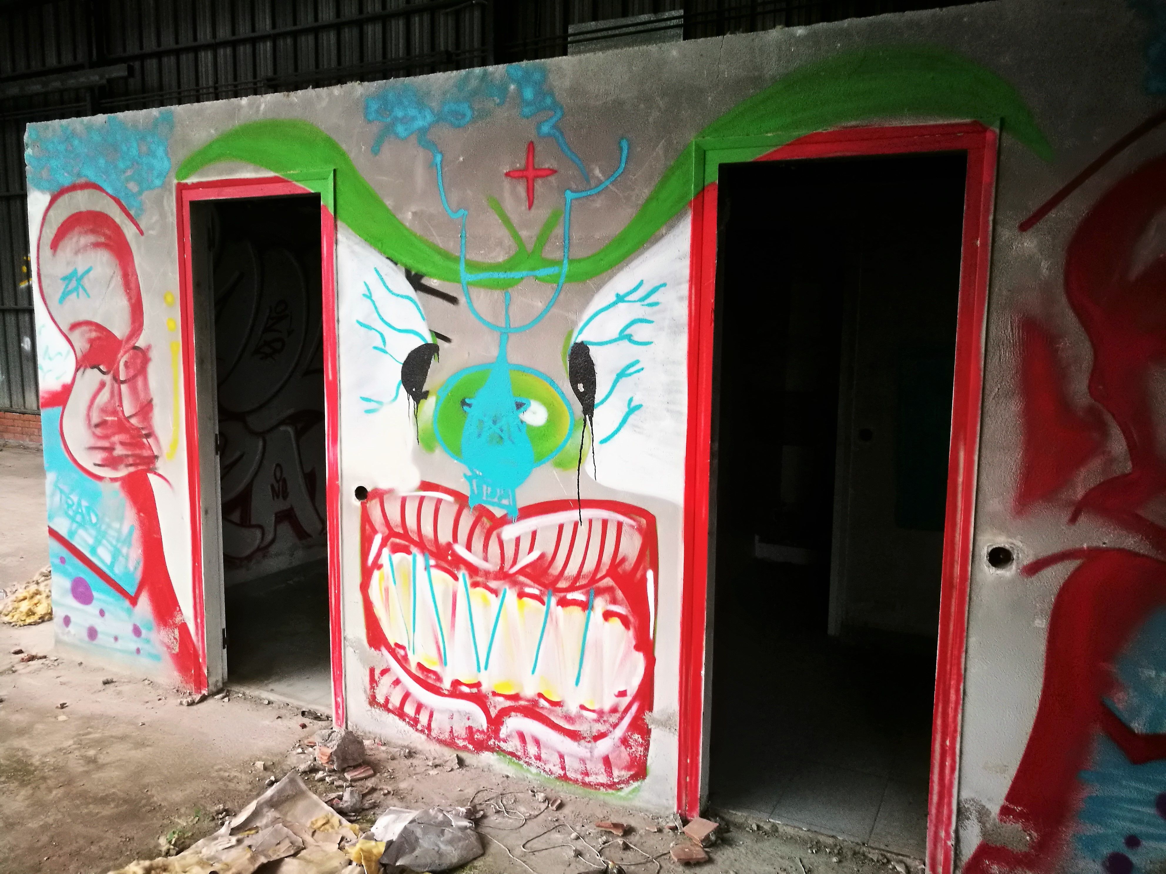 Els grafitis inunden l'interior de l'antiga fàbrica de Fico Triad