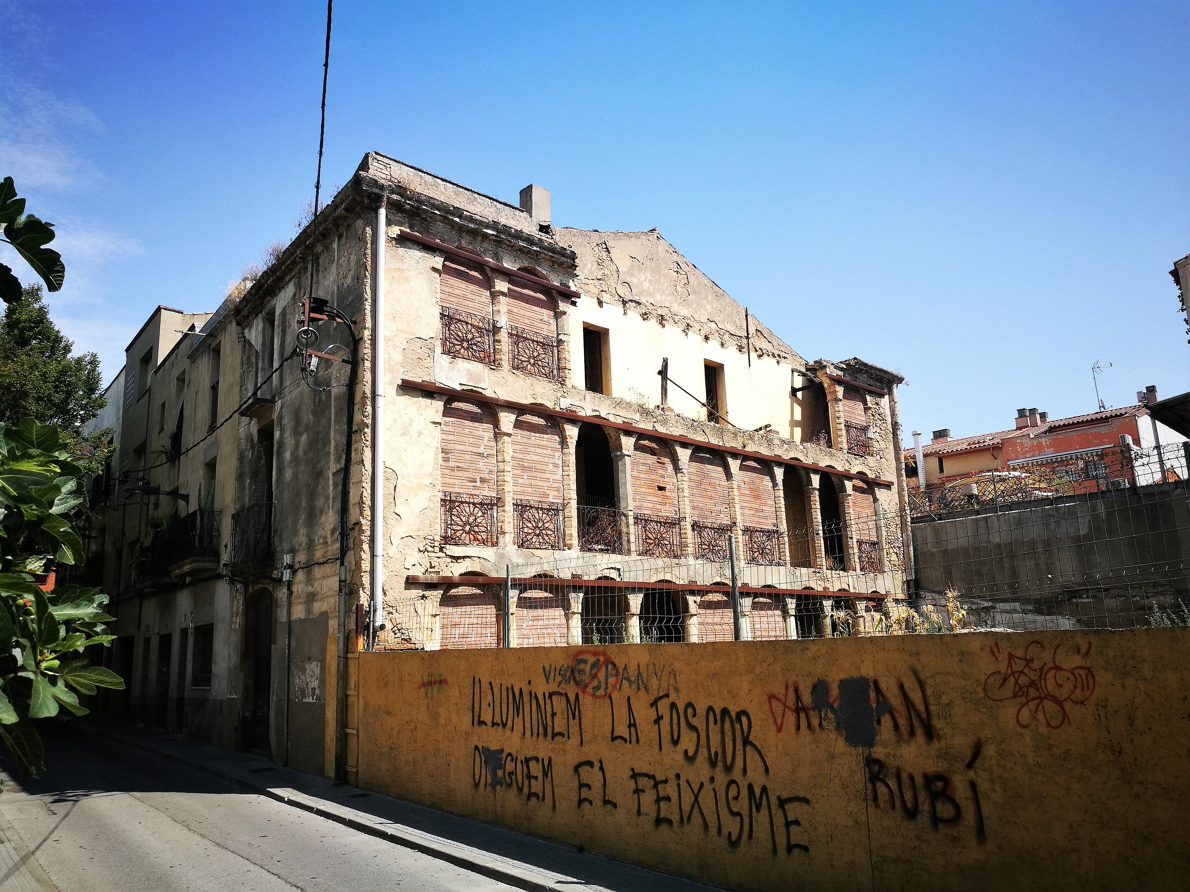 La finca està inclosa en l’inventari del Patrimoni Arquitectònic de Catalunya i en el local de Rubí.