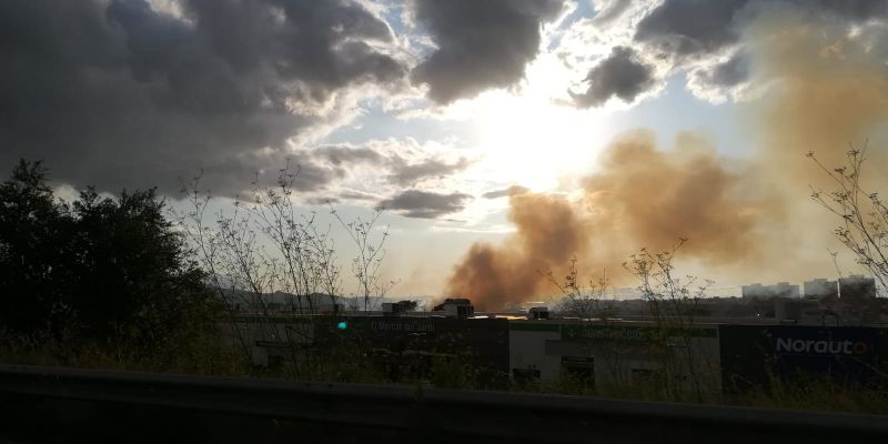 Columna de fum que ha provocat l'incendi FOTO: Cinta Caballé