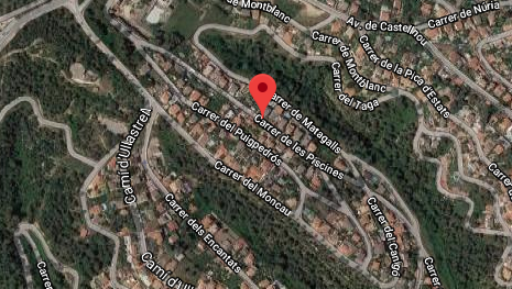 Carrer de Les Piscines a la urbanització de Castellnou