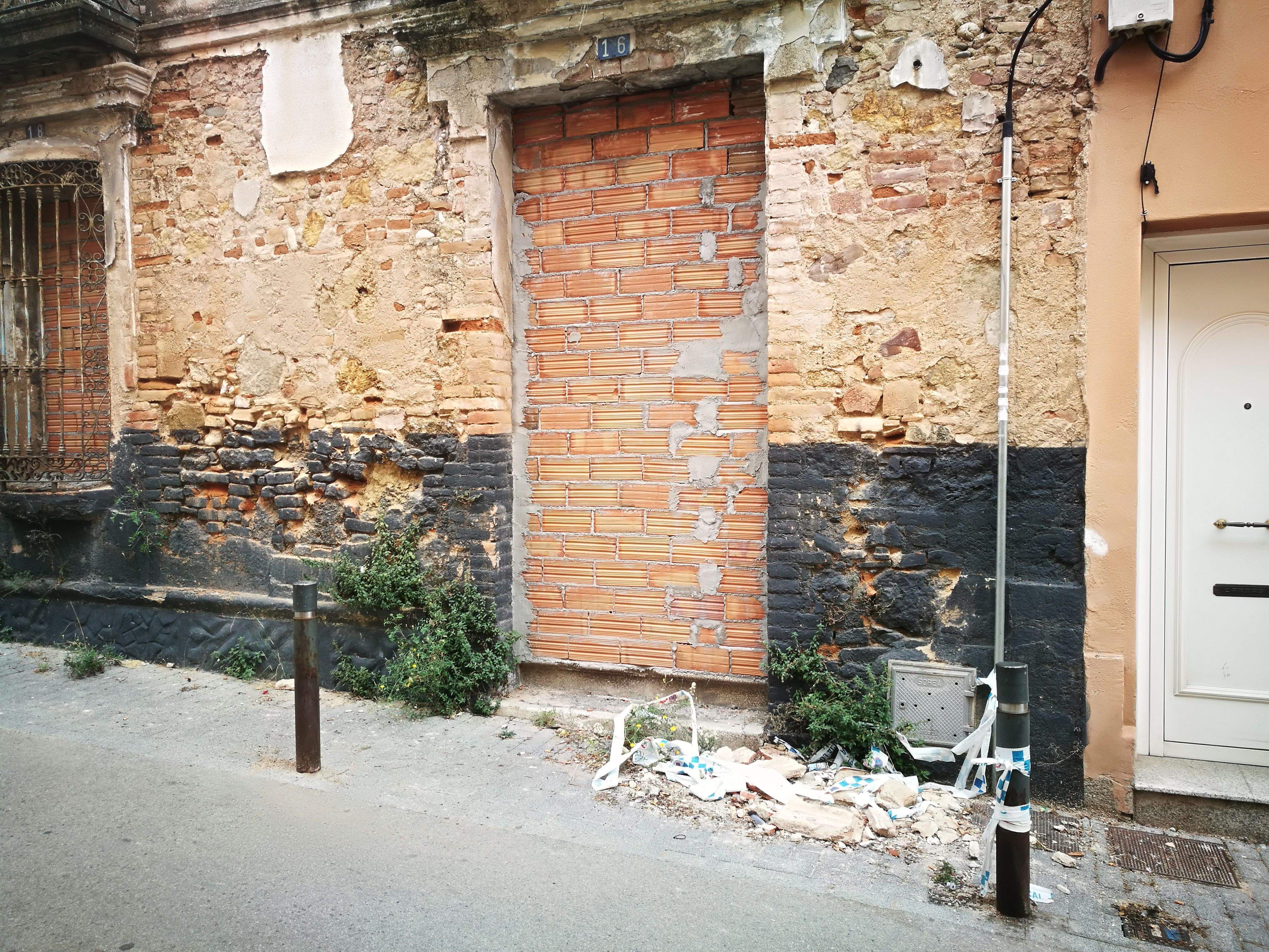 Restes de runes i el precinte de la policia local a la casa del carrer Pintor Murillo número 16