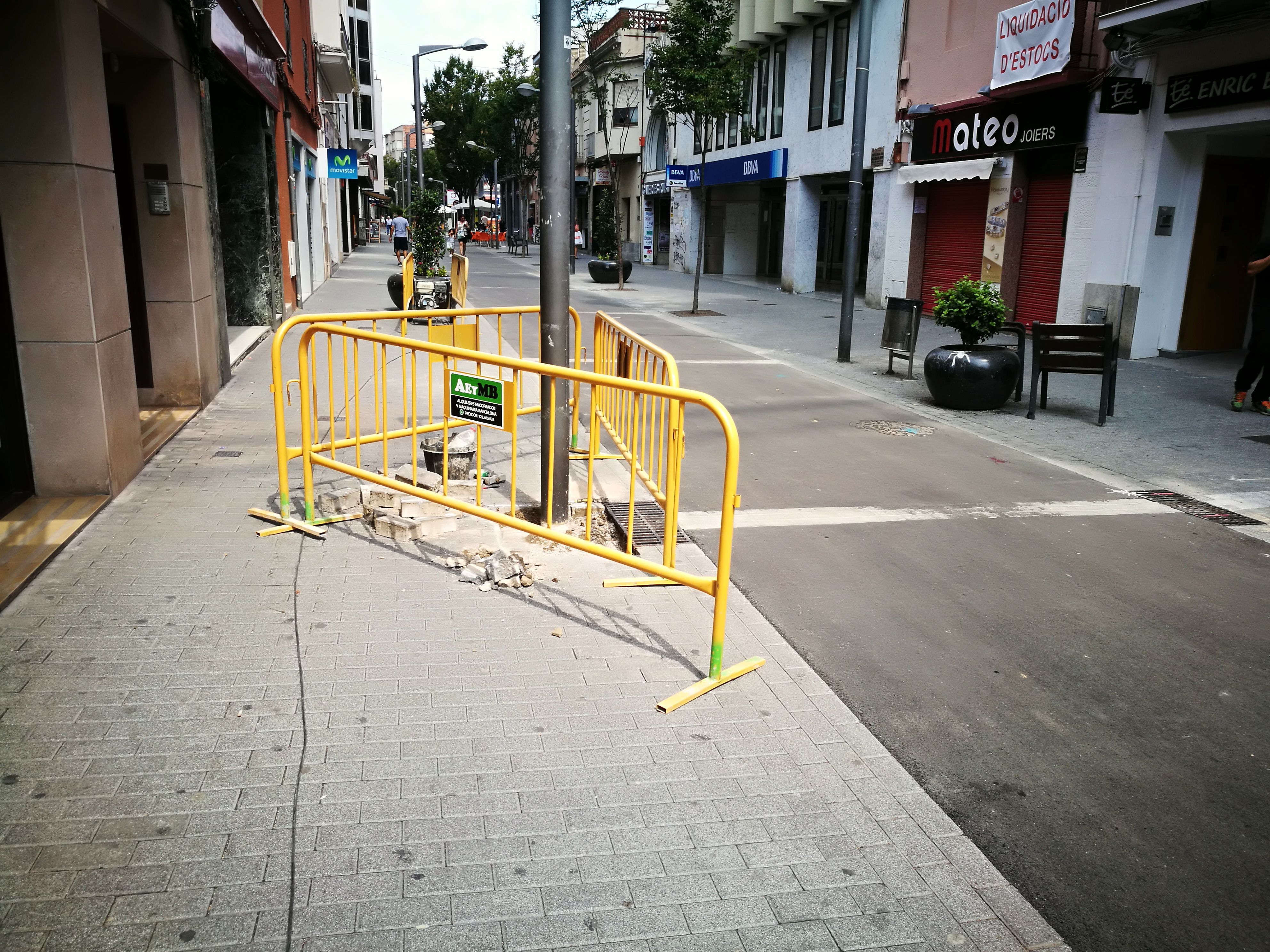 Encara s'estan realitzant obres en alguns trams del carrer més cèntric de Rubí