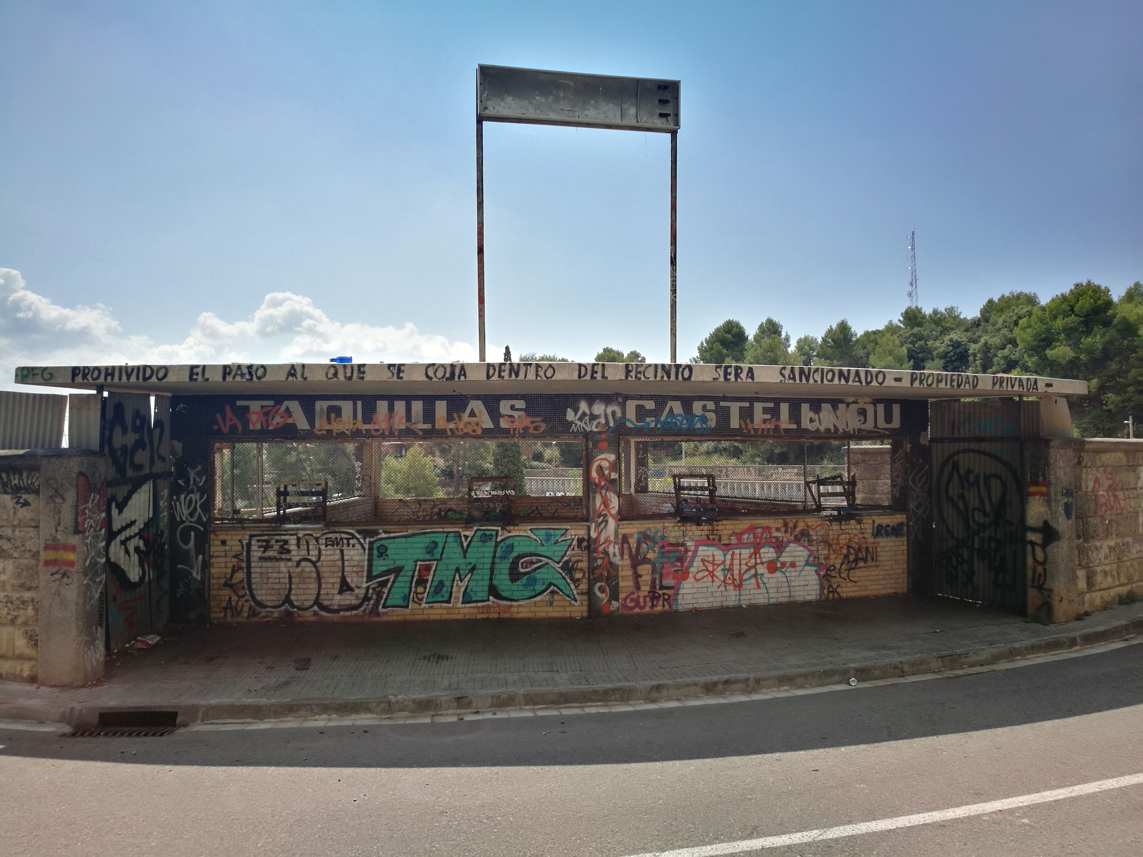 L'entrada a les piscines de Castellnou avui dia