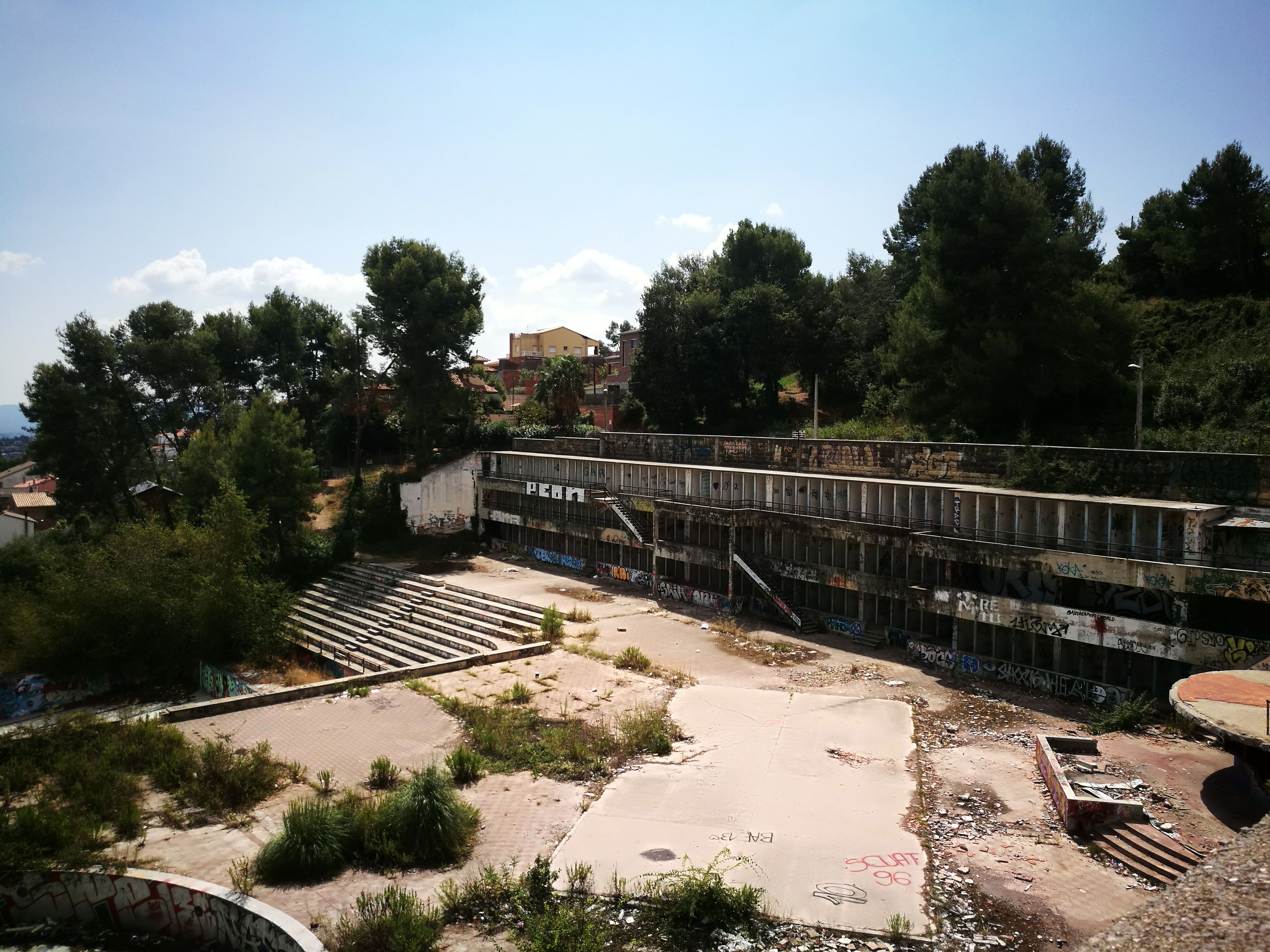 A les piscines de Castellnou s'han fet des de sessions d'esoterisme fins a anuncis publicitaris