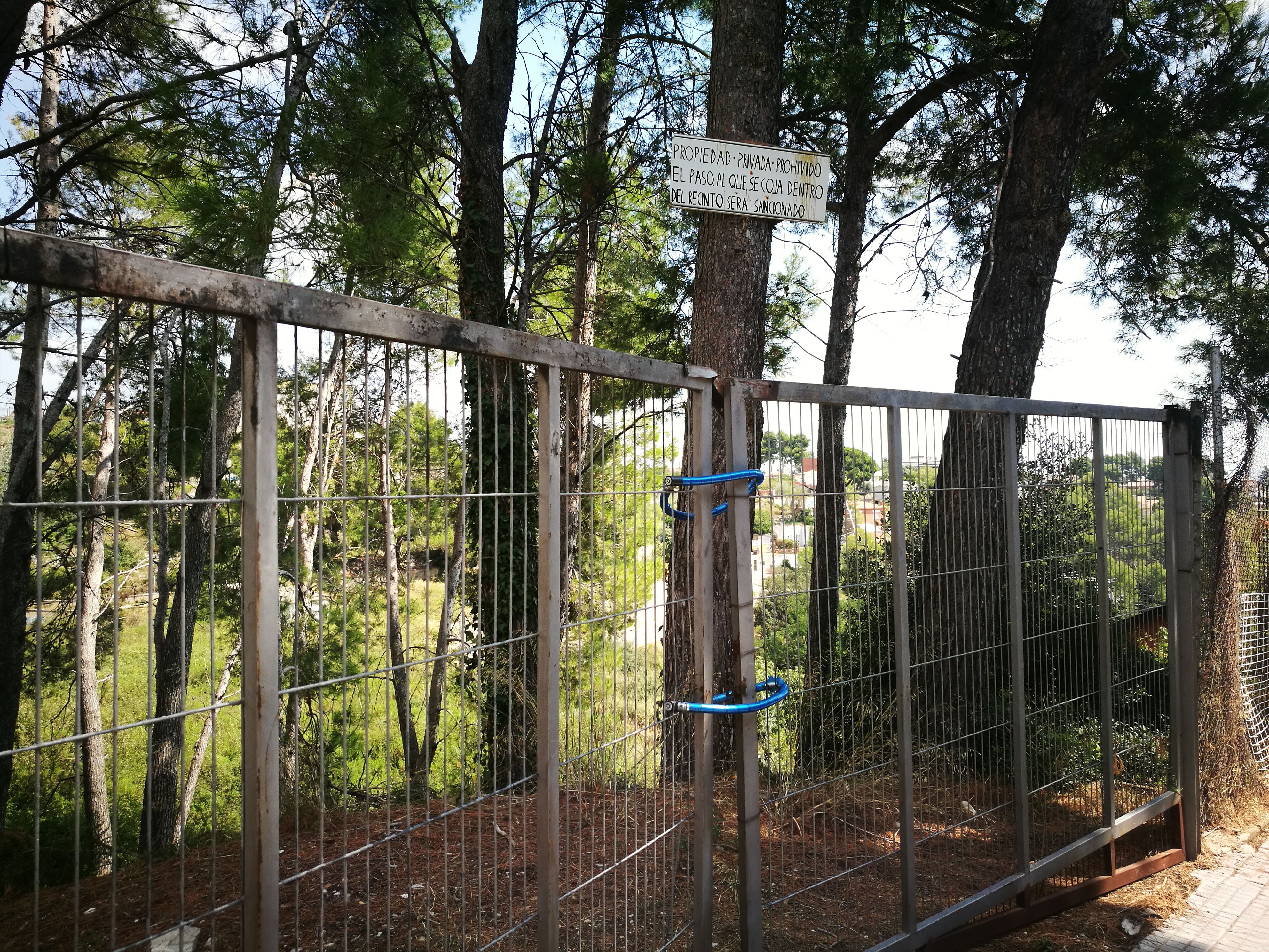 Un dels accessos a la piscina tancat amb un cadenat