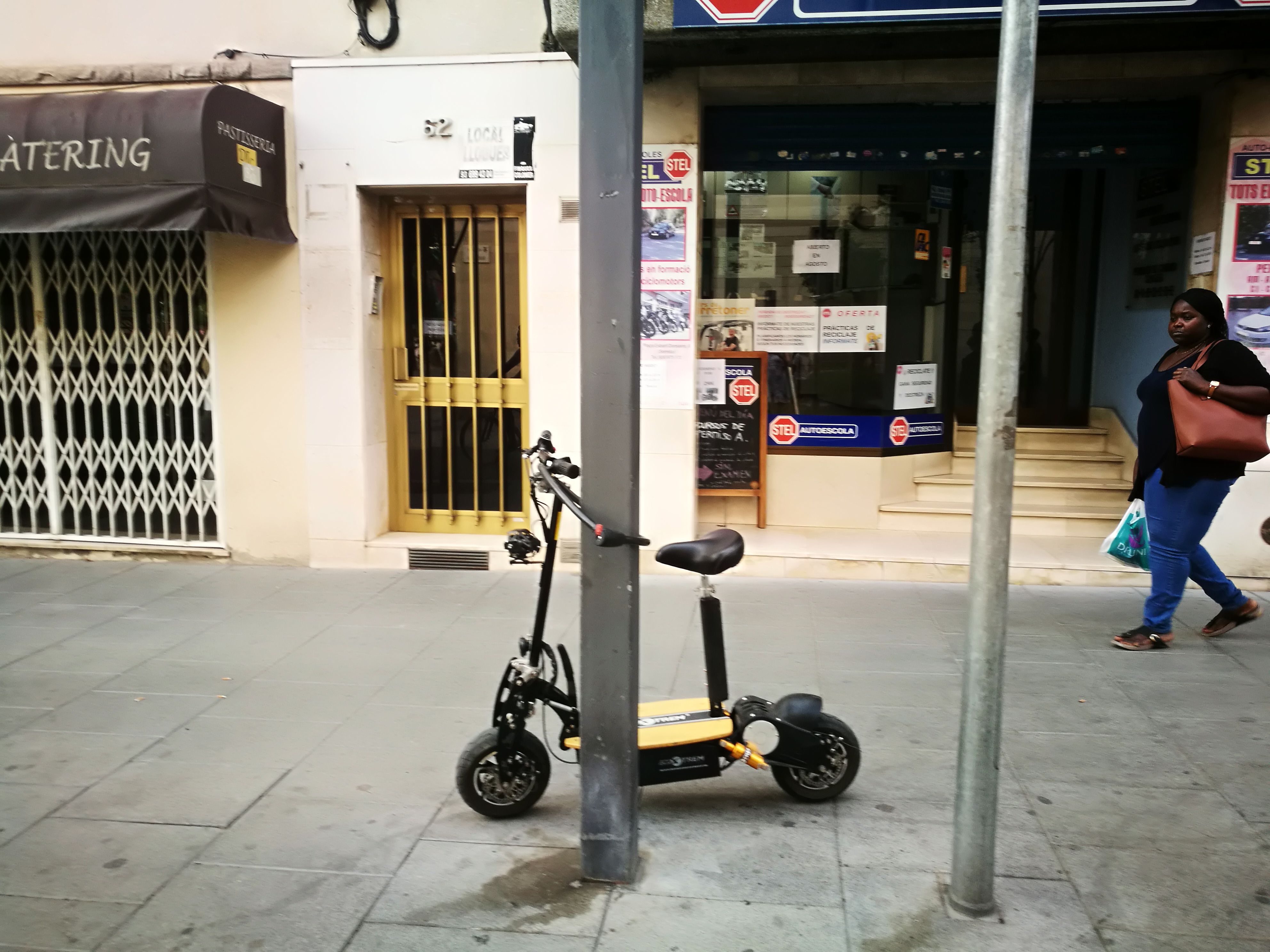 Un patinet elèctric encadenat a un fanal a l’avinguda Barcelona de Rubí. FOTO: Redacció