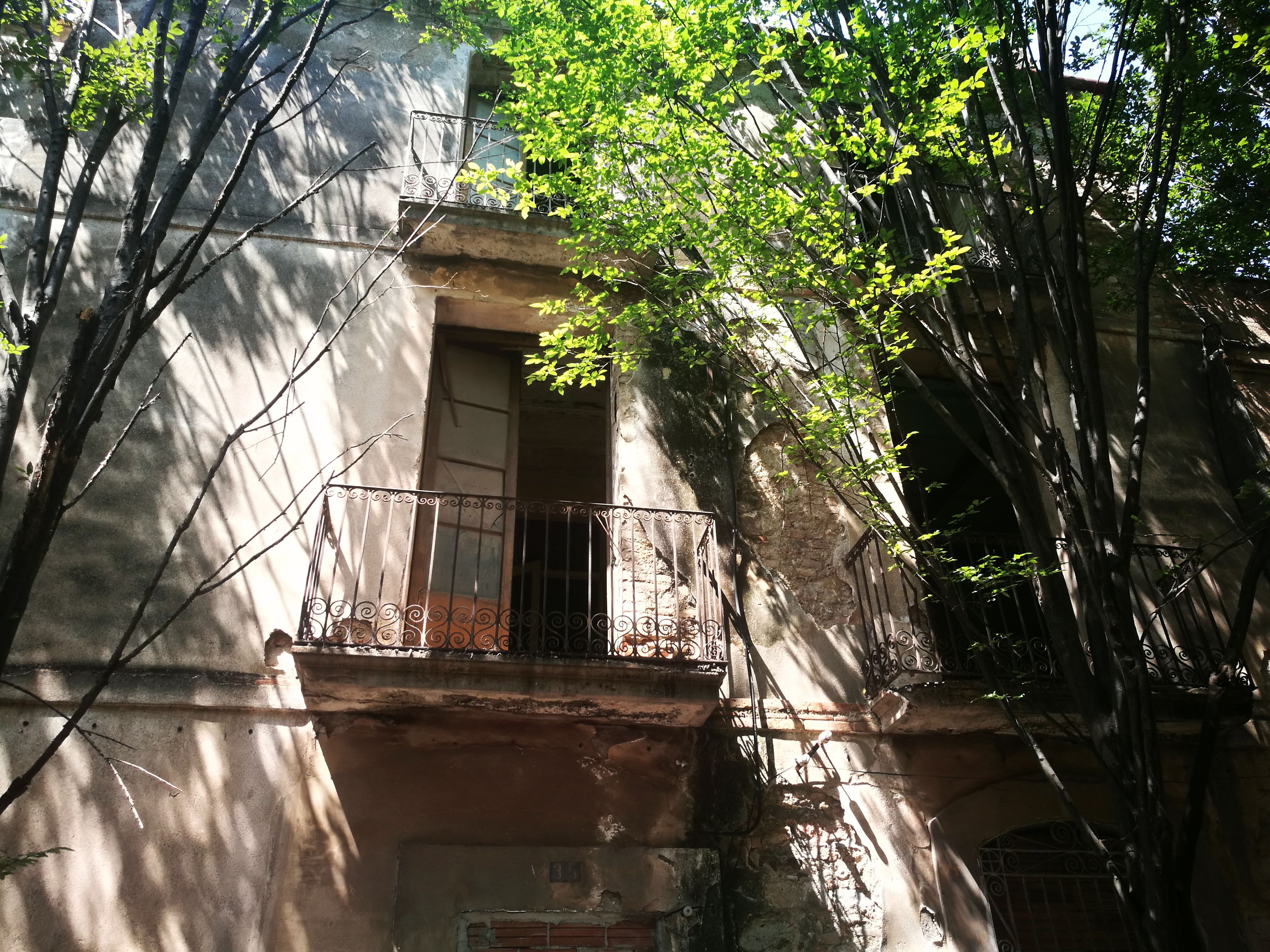 Façana de Cal Corrons, al carrer Terrassa de Rubí.