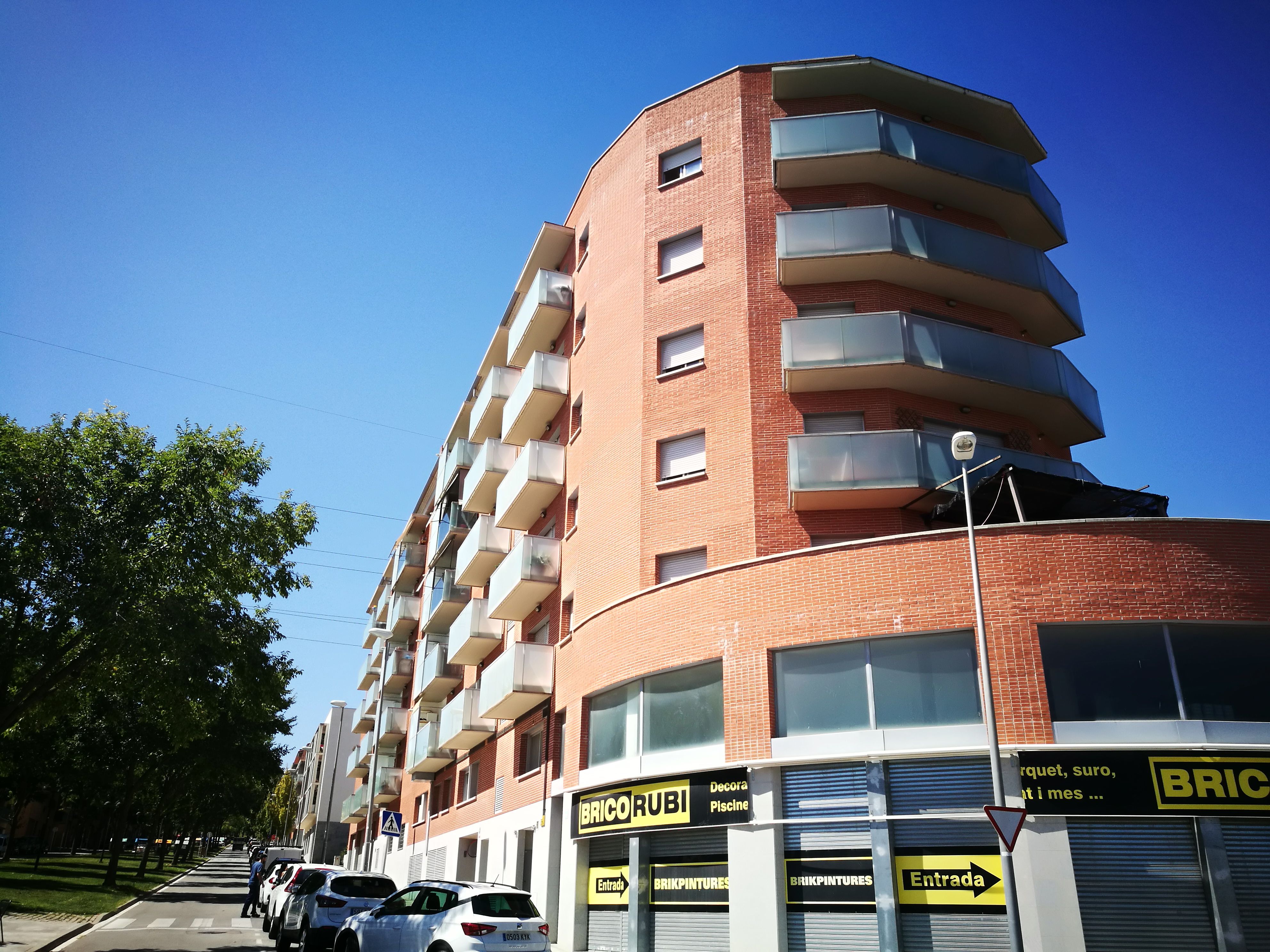 Edifici de pisos de l’avinguda Ferrer i Domingo, a Rubí