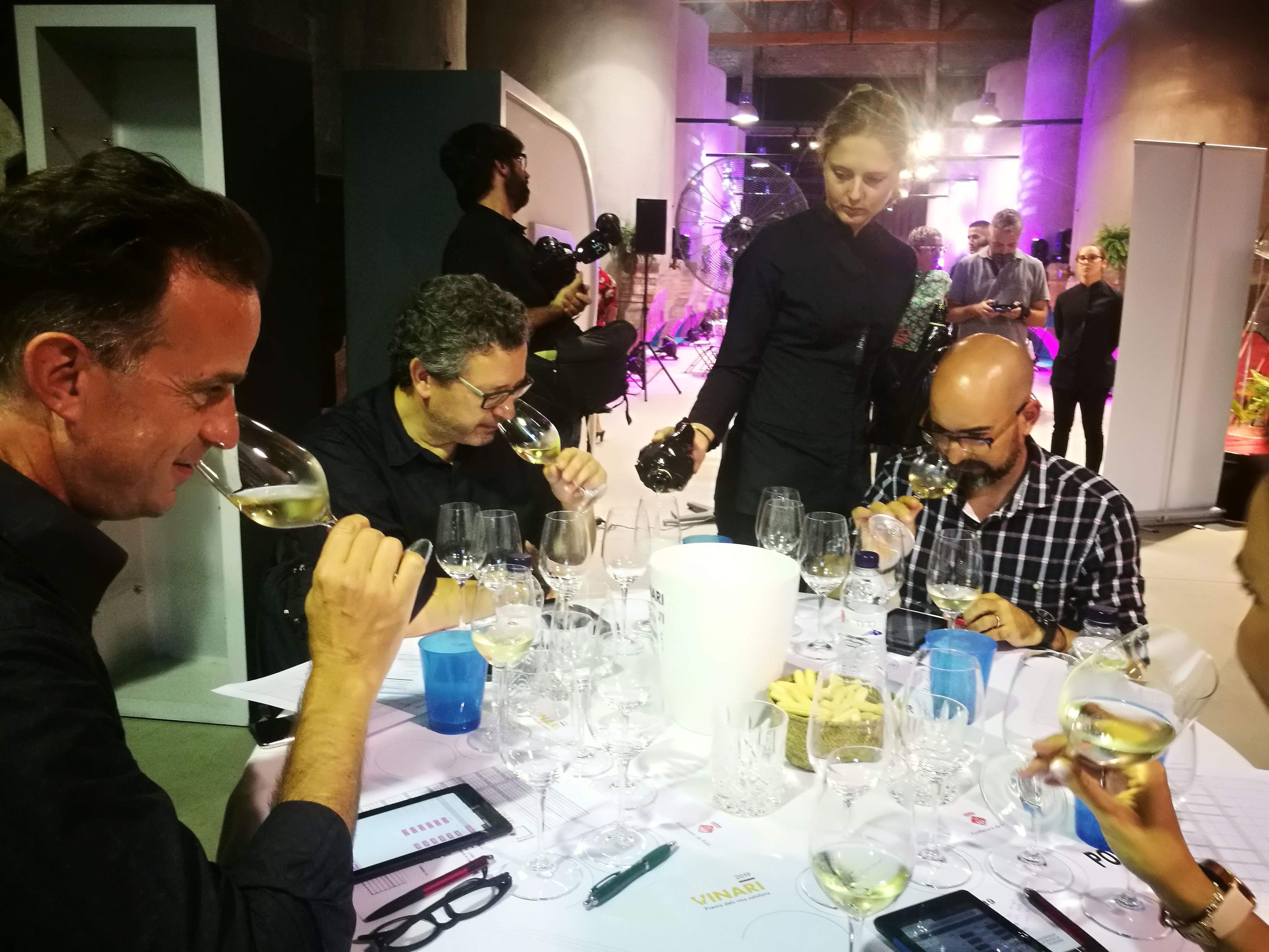 Integrants del jurat fent el tast a cegues al Celler de Rubí Integrants del jurat fent el tast a cegues al Celler de Rubí