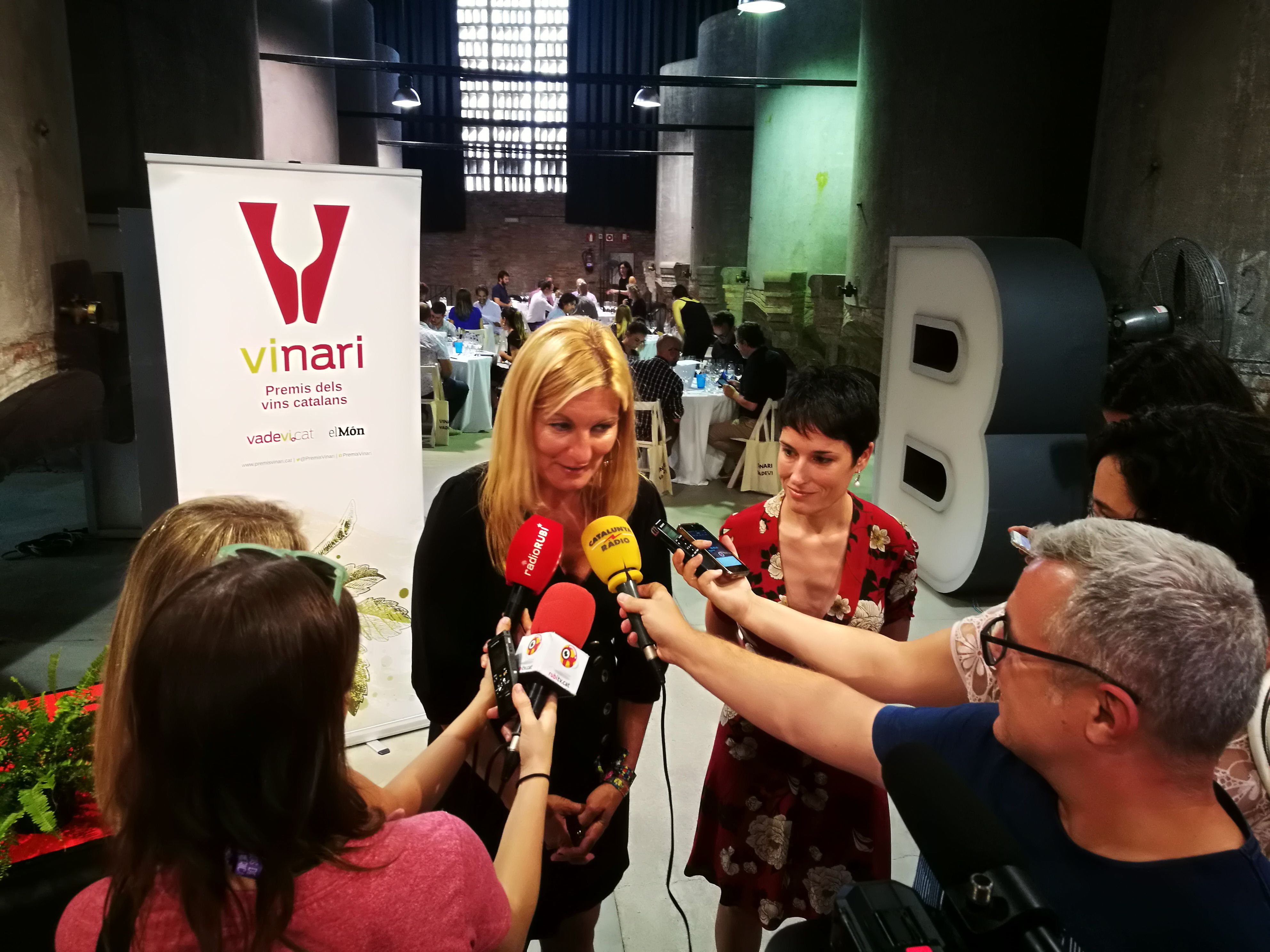 L'alcaldessa de Rubí, Ana María Martínez, i Ester Bachs, directora tècnica dels Premis Vinari