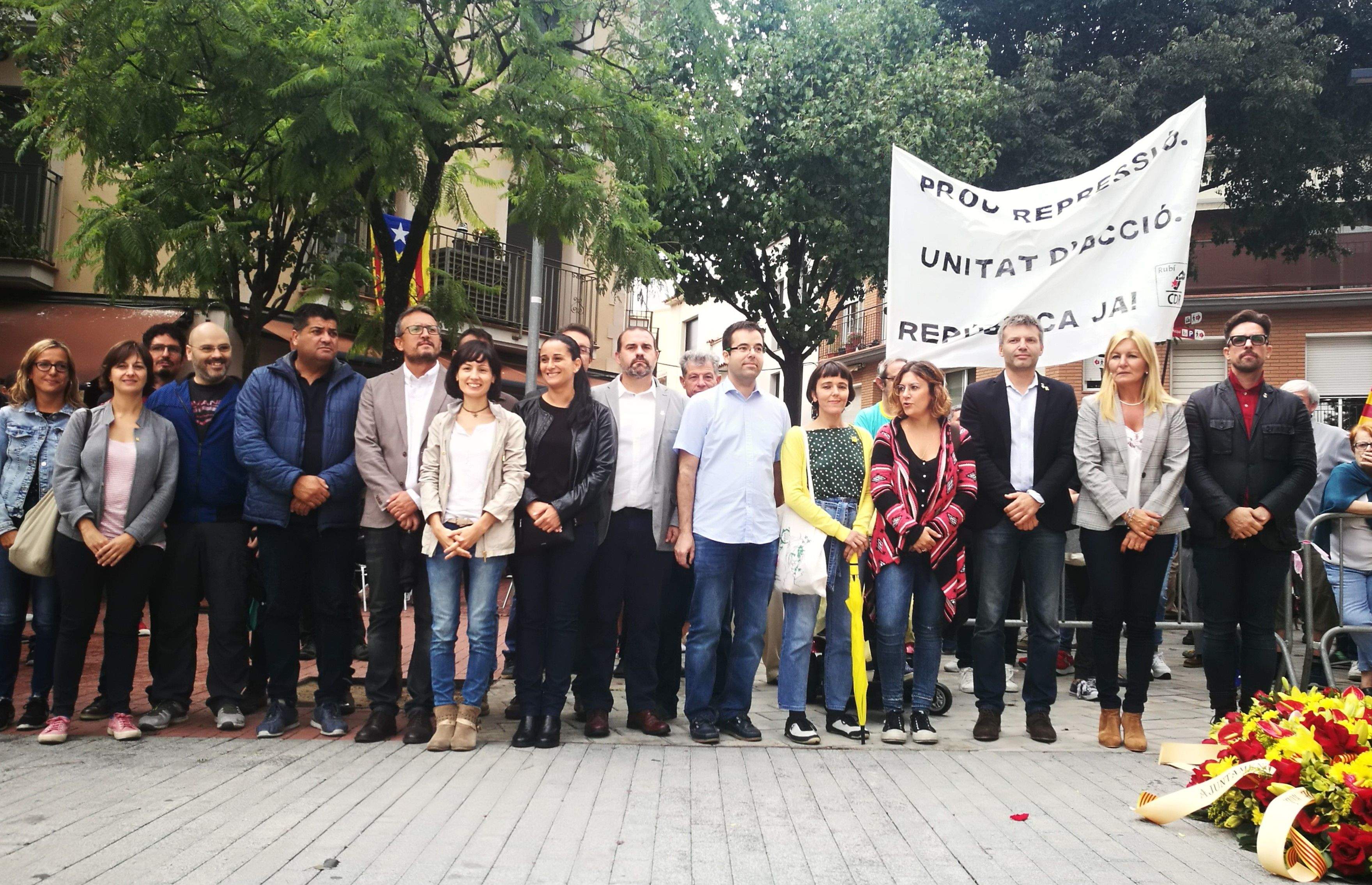 Els representants institucionals de Rubí després de l'ofrena floral  Els representants institucionals de Rubí després de l'ofrena floral