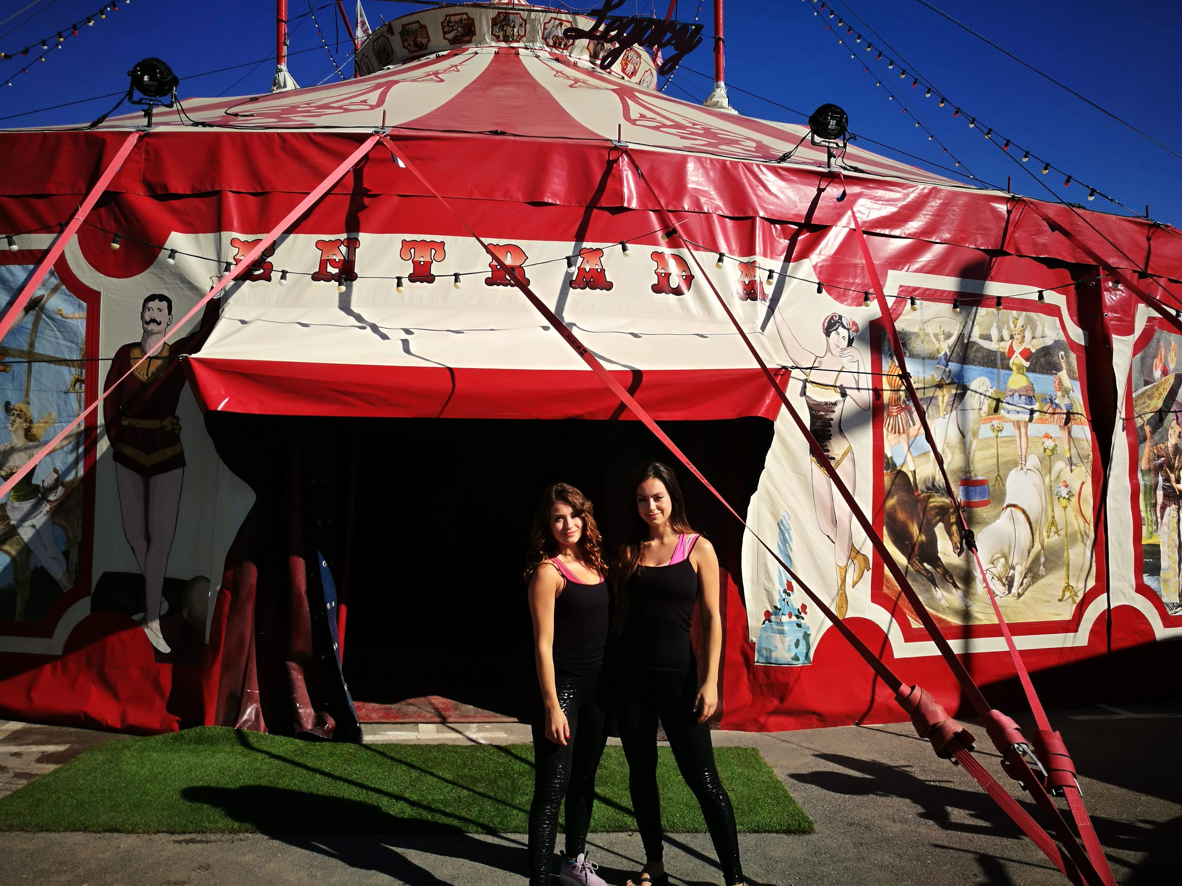 Les germanes acròbates Niedziela i Emily Raluy davant l'entrada del circ a Can Fatjó