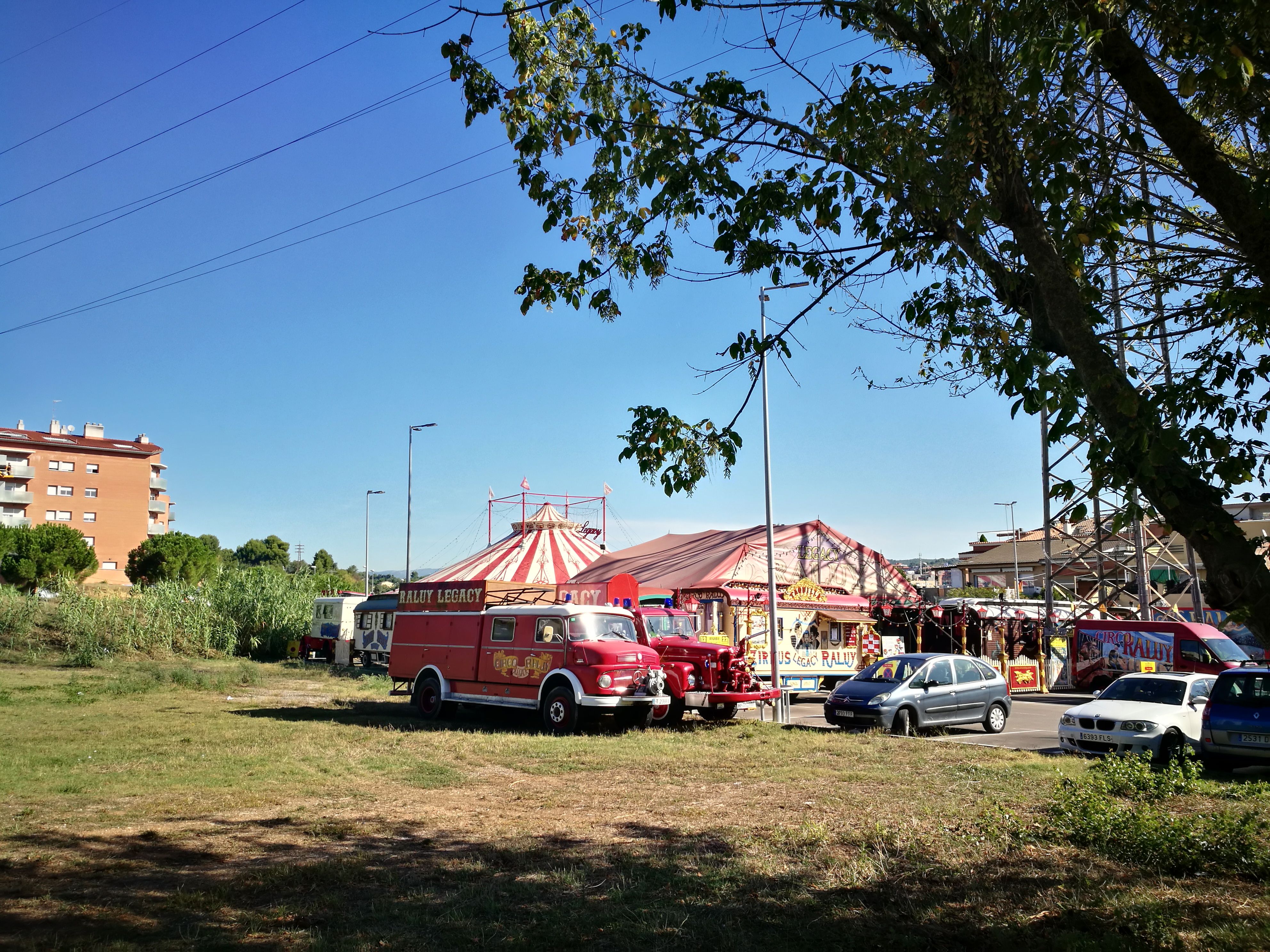 Les caravanes i la carpa del circ a Can Fatjo, Rubí
