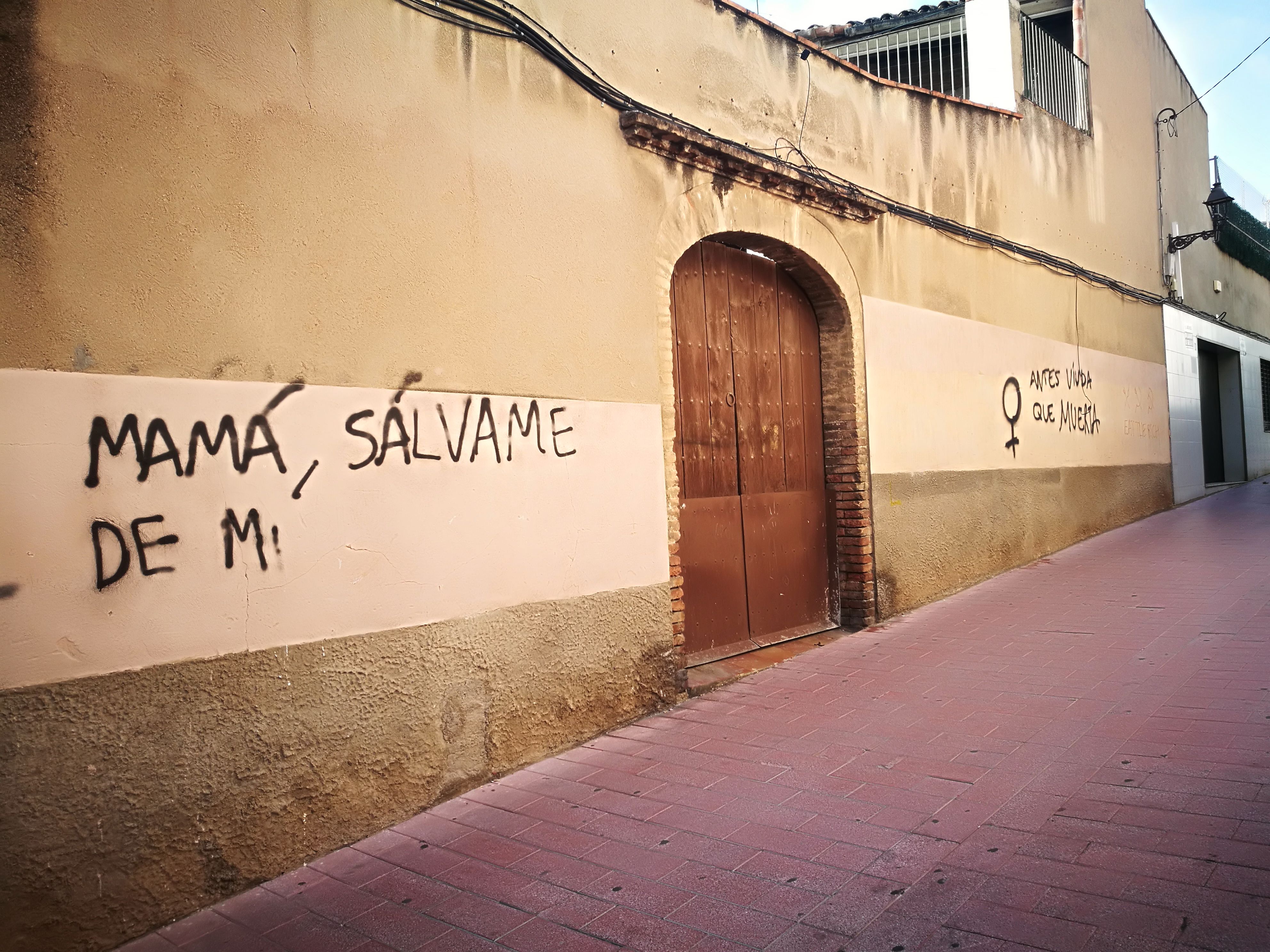 Carrer del centre de Rubí amb pintades