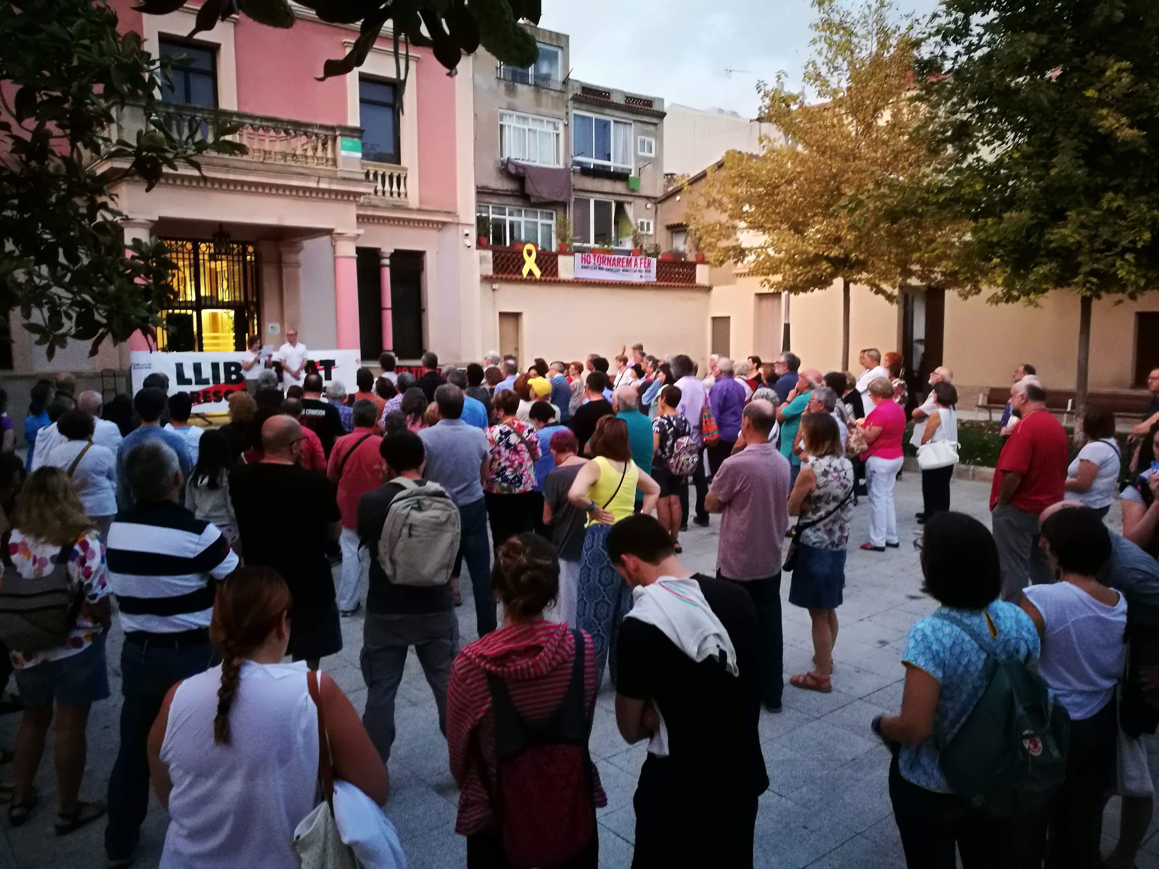Concentració a favor dels presos polítics a les portes de l'Ajuntament de Rubí