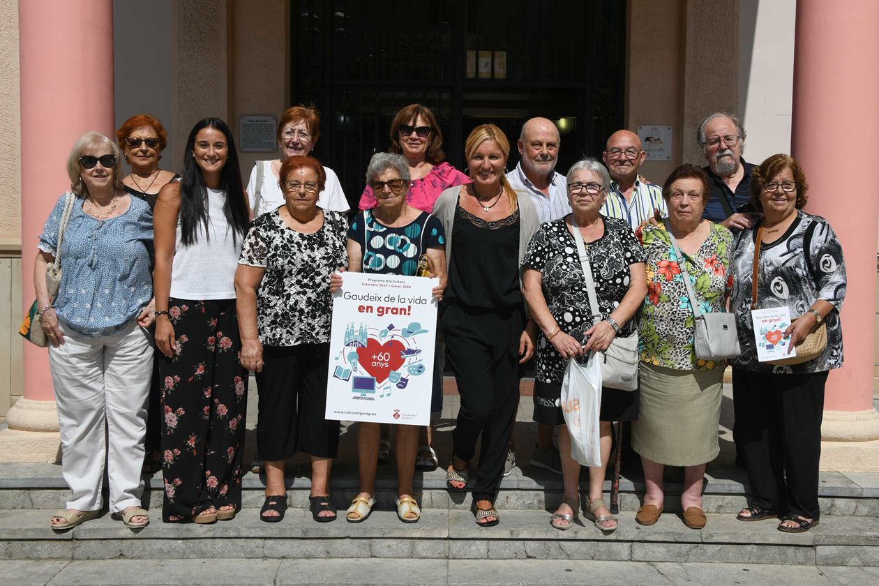 L’alcaldessa i la regidora de Gent Gran Activa, amb els membres del Consell Consultiu de la Gent Gran