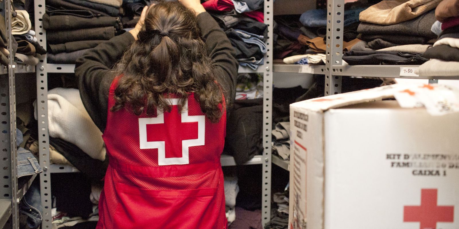 Una voluntaria de Creu Roja treballant. FOTO: Amanda Bernal Una voluntaria de Creu Roja treballant. FOTO: Amanda Bernal