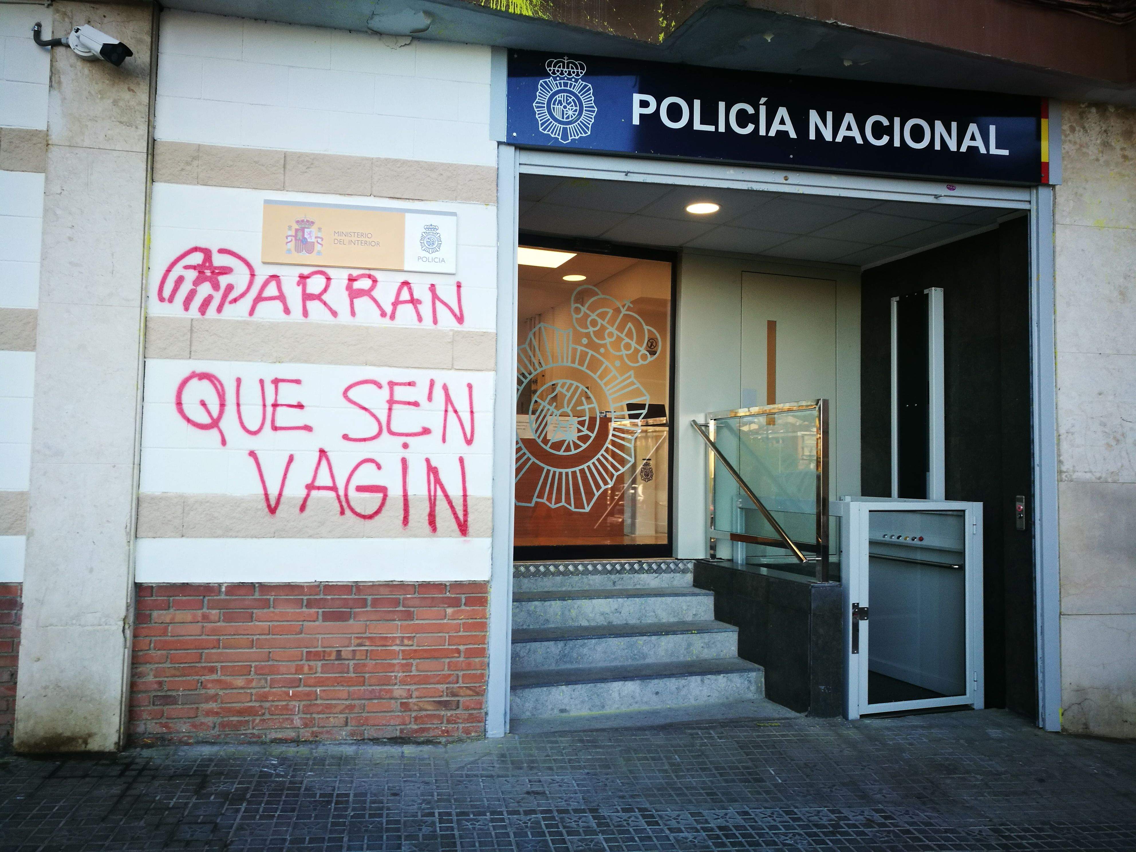 Pintada d'Arran a la seu de la Policia Nacional de Rubí. FOTO: Redacció.
