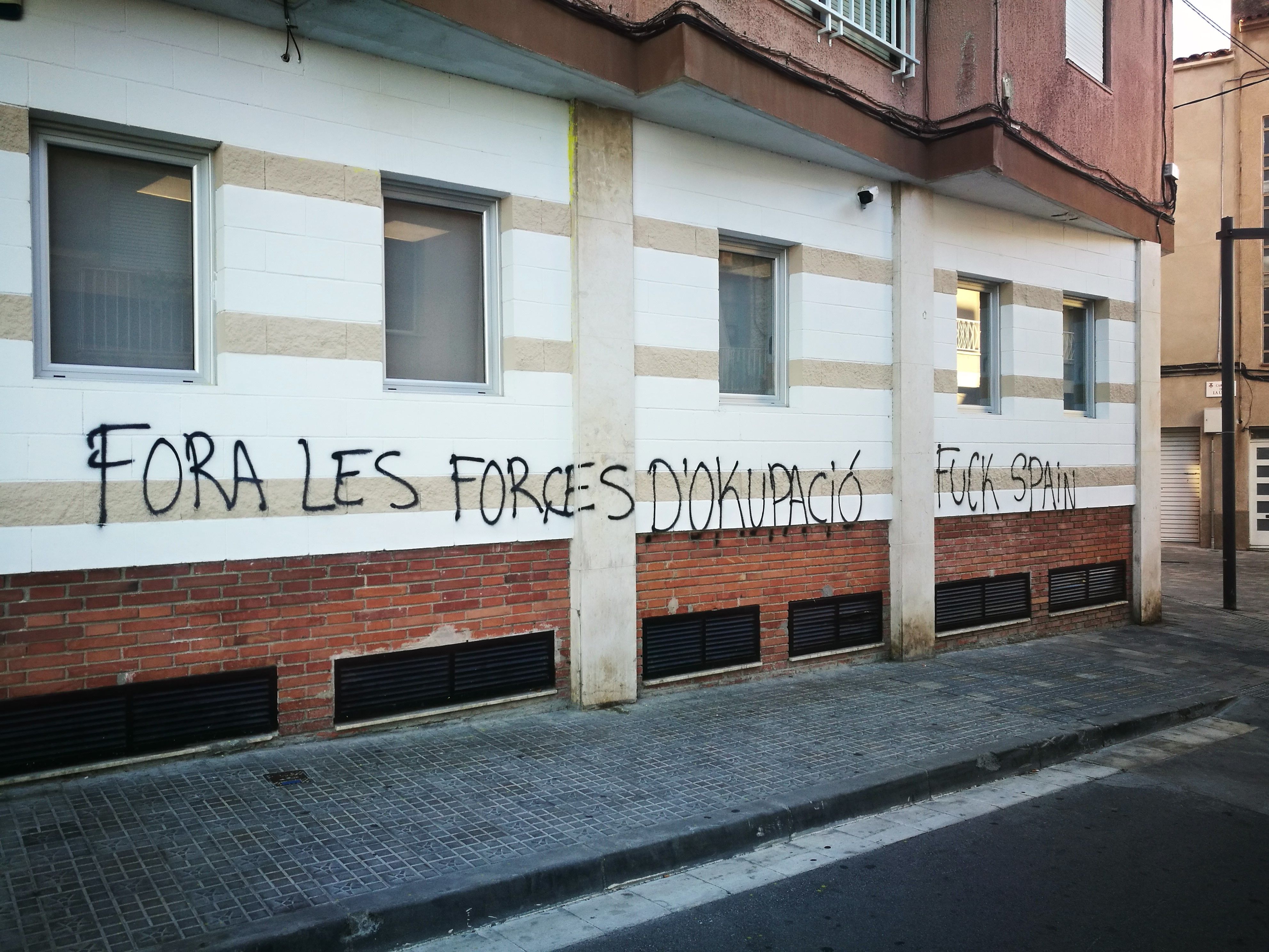 Pintada a la façana de la Policia Nacional de Rubí