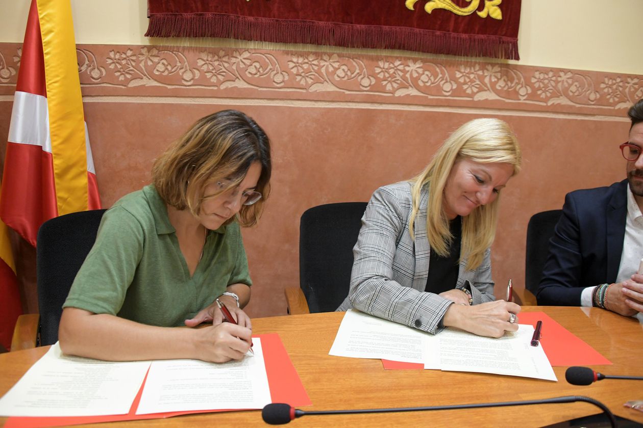 Ànnia Garcia, portaveu d'En Comú Podem, i l'alcaldessa de Rubí, Ana María Martínez. FOTO: Ajuntament de Rubí. Ànnia Garcia, portaveu d'En Comú Podem, i l'alcaldessa de Rubí, Ana María Martínez. FOTO: Ajuntament de Rubí.