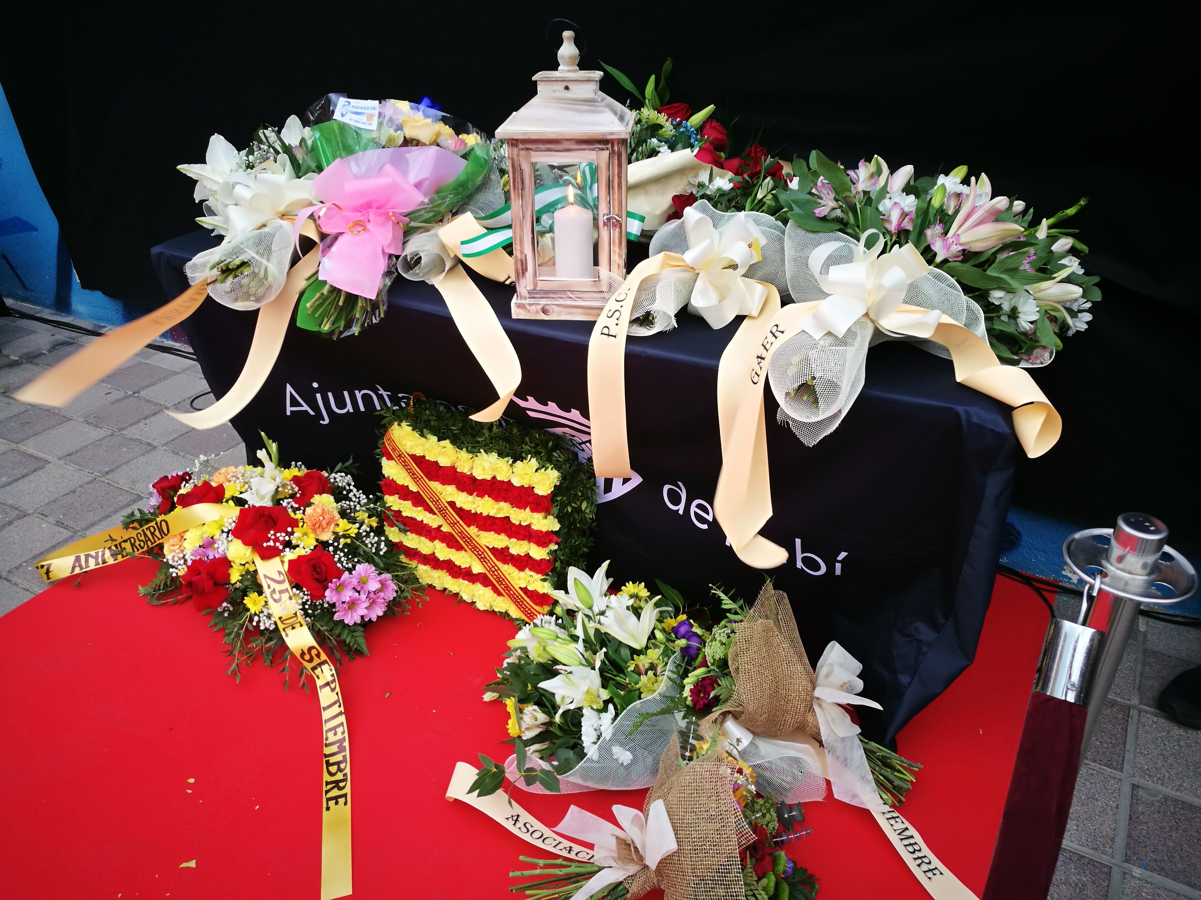 Ofrena floral en commemoració de les víctimes de la rierada. FOTO: Redacció.