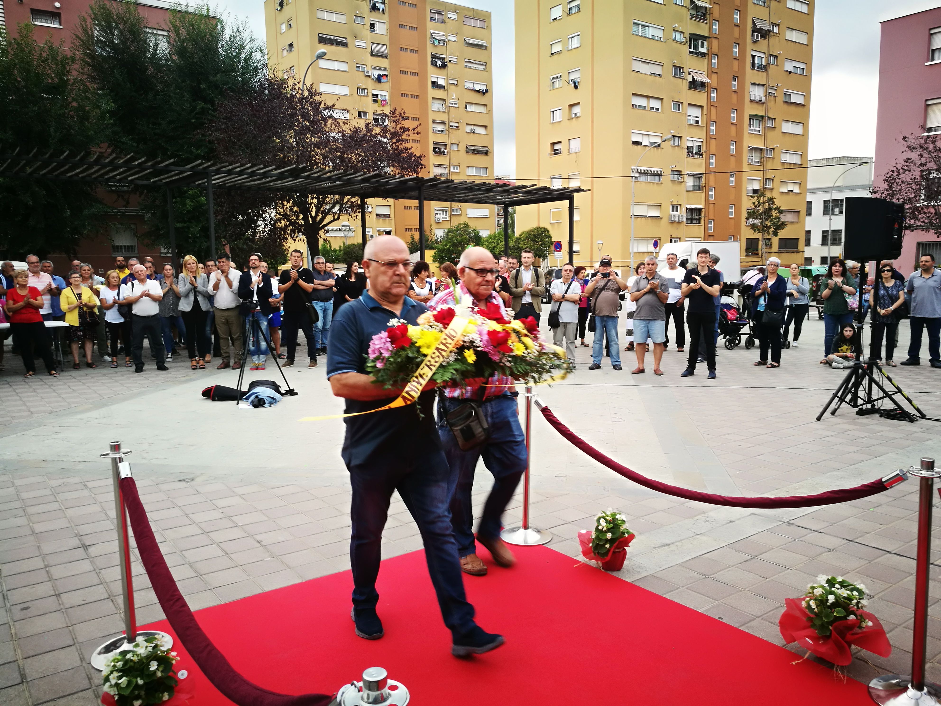 A l'ofrena floral han participat representants institucionals, entitats i testimonis de la tragèdia. FOTO: Redacció.